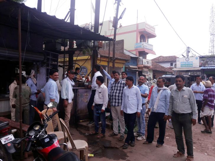 Hoshangabad
आज खुद हटा लो, नहीं तो मंगलवार से हम नहीं छोड़ेंगे