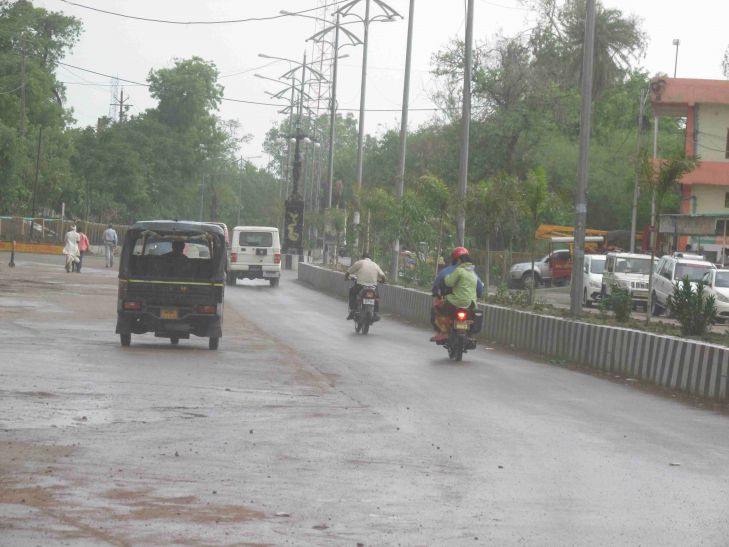 After a little rain in the wet city streets थोड़ी सी बारिश ने बढ़ाई उमस, कब लगेगी झड़ी