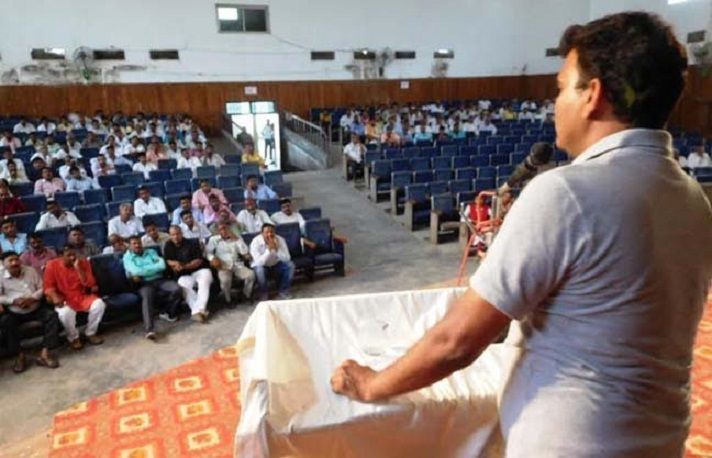 DM Chandra Bhushan Singh जागरूकता कार्यक्रम में आजमगढ़ डीएम ने ग्राम्र प्रधानों की दी ये हिदायत