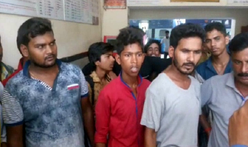 railway passenger ज्ञानपुर रोड रेलवे स्टेशन पर यात्रियों का हंगामा, मची अफरातफरी