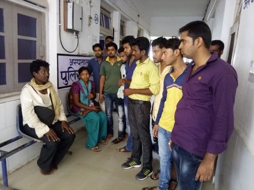 chhindwara ऐसी मजबूरी कि दिव्यांग पिता ने ही उठाया बेटी का शव, देखें वीडियो...