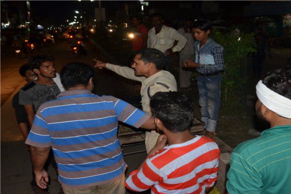 नाबालिग बच्चे बांध रहे थे बिजली के खंभों पर केबल