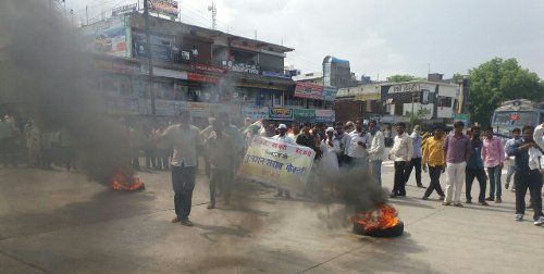 sausar1 मंदसौर के बाद अब यहां फूटा अन्नदाता का आक्रोश, हाइवे जाम, आगजनी