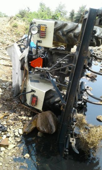 Youth killed by a tractor overturn, one injured, c ट्रेक्टर पलटने से युवक की मौत, एक घायल