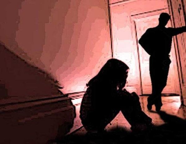 mother lover प्रेमी कर रहा था बेटी के साथ ये हरकत और मां दे रही थी पहरा,पढ़ें खबर