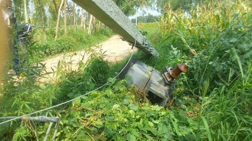 Bijli Vibhag Faizabad लापरवाही : खेत में पड़ा है ट्रांसफार्मर और लगातार आ रहा है किसानों के घर बिजली का बिल