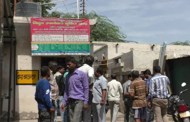 murder लूट कर भाग रहे बदमाश को पब्लिक ने पुलिस से छीन पीट-पीट कर उतारा मौत के घाट