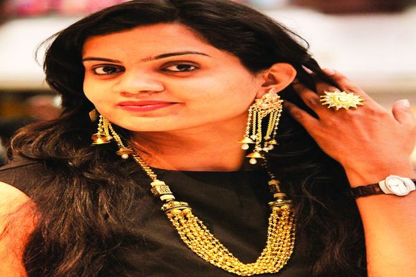 लुभा रही है 'देवसेना' और 'शिवगामी' की ज्वेलरी