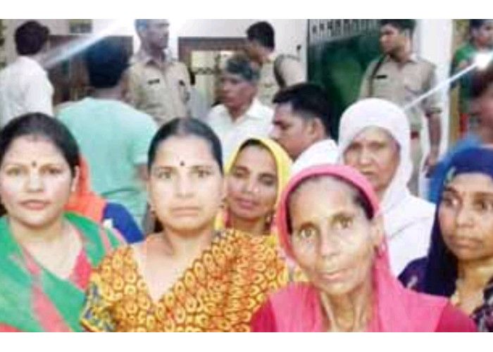 protest against liquor shop शराब बंदी को लेकर महिलाओं ने किया जमकर हंगामा, कहा- नशे में लड़कियां छेड़ते हैं शराबी