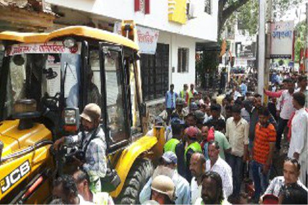 Ride route widening between heavy protest Video - महिला ने उठाई निगमकर्मियों पर तलवार, पार्षद अधिकारियों से भिड़ी