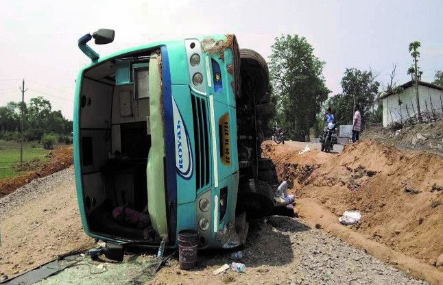 Bus travelling from Raipur to Jharkhand fired near रायपुर से झारखंड जा रही बस पोड़ी के पास पलटी, मची चीख पुकार