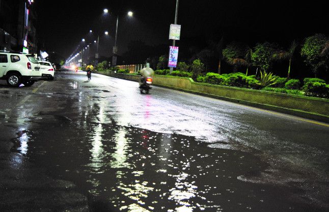 Heavy rain till late night, power cut in many area देर रात तक जमकर बरसे बादल, कई क्षेत्रो में पावर कट