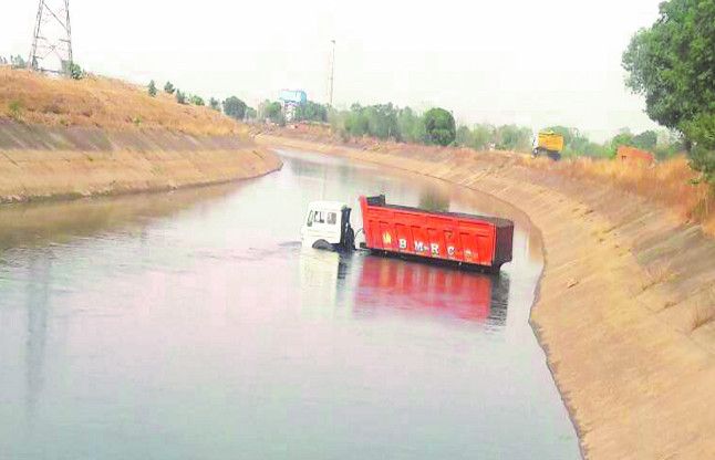 Truck driver unloaded truck in a canal ड्राईवर की ऐसी लापरवाही कि पानी से भरे नहर में उतार दिया ट्रक