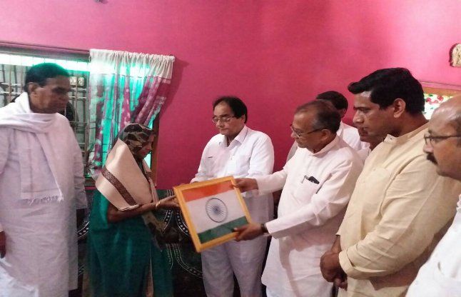 #Martyrs, mother of the martyrs, MP, MP Tamradhawa शहीदों की मां ने सांसद को ऐसा क्या बताया कि वे भी रह गए अवाक, पढि़ए पूरी खबर