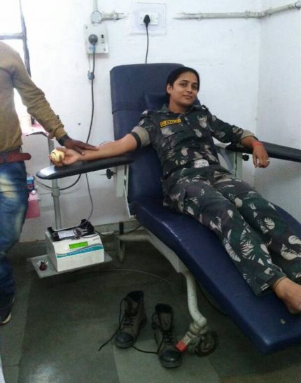 Police personnel coming forward after seeing blood खून की कमी को देखकर आगे आए पुलिस कर्मी