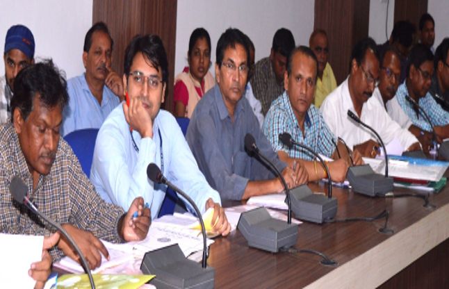 The collector given instructions to bankers कलेक्टर ने बैंकर्स को दी हिदायत हितग्राहियों को न लगवाएं चक्कर