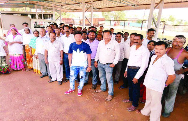 Devbhoga Milk Plant, Milk packing, dairy products, चप्पल पहनकर पैकिंग हाउस में मजदूर क्या घुसा अधिकारियों ने कर दी जमकर पिटाई, पढि़ए पूरी खबर