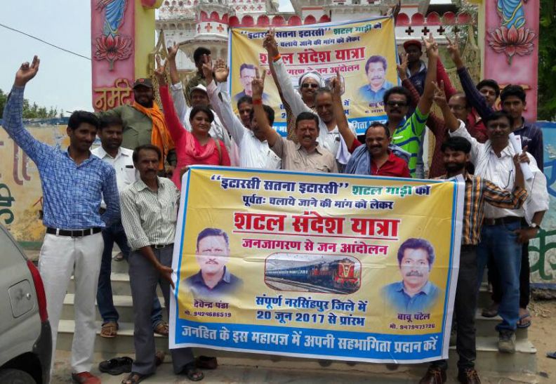 train मंदिर में पूजन कर रेलमंत्री को सद्बुद्धि देने की प्रार्थना