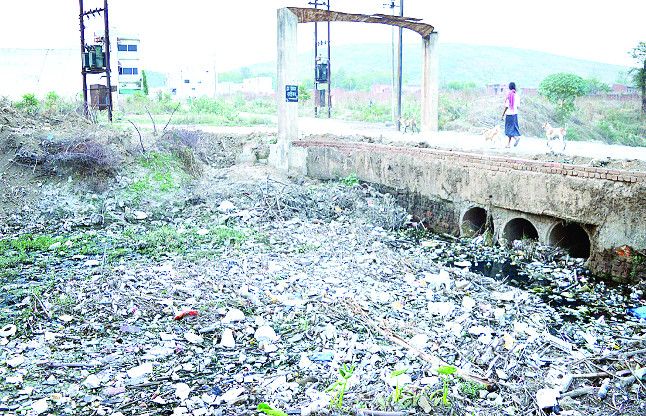 The people charged allegations about the cleaning लोगों ने लगाया आरोप, रसूख देखकर हो रही है अब शहर के नालों की सफाई