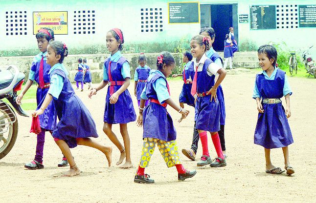 The teachers were returning home after closing the इधर स्कूल बंद कर घर लौट रहे थे शिक्षक उधर रास्ते में ही मिल गई डीईओ की टीम