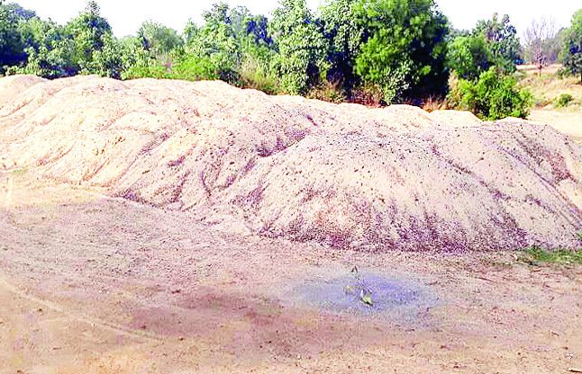 172 tracktor full loaded illegal sand seized रेत के अवैध कारोबार पर वार, 172 ट्रैक्टर रेत जब्त