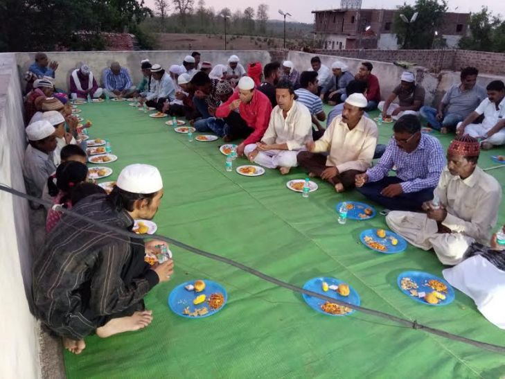 balaghat ढीमरटोला में रोजेदारों ने इफ्तारी कर खोला २४ वां रोजा
