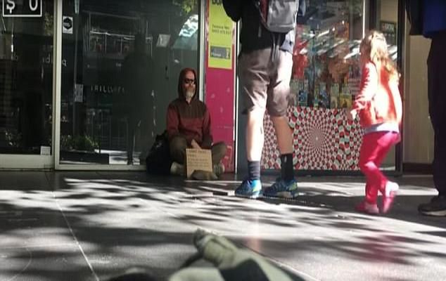 Man dresses like beggar and GIVES AWAY $100 in dol जिसे भिखारी समझ दे रहे थे पैसे, उसके कटोरे में था कुछ ऐसा जिसकी सच्चाई सामने आने पर फटी रह गई आंखें