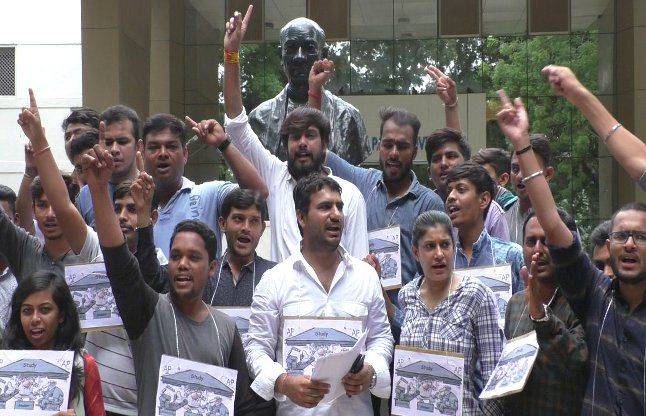 ahmedabad लंबित मांगों को लेकर विद्यार्थियों का प्रदर्शन