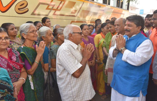 ahmedabad वरिष्ठ नागरिक श्रवण तीर्थ यात्रा पर रवाना