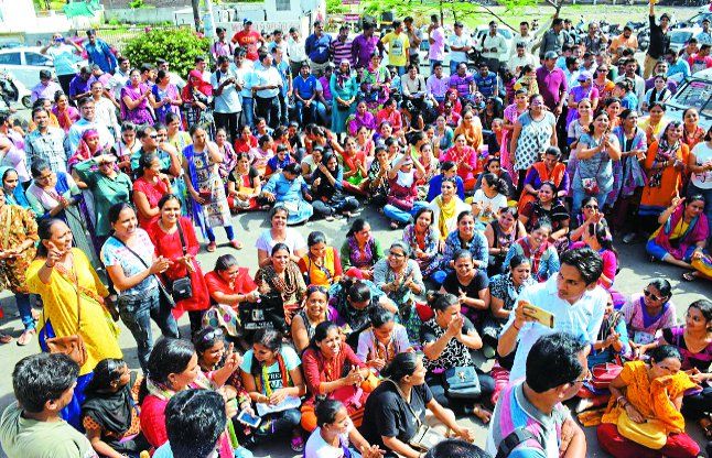 surat अभिभावकों ने किया घेराव