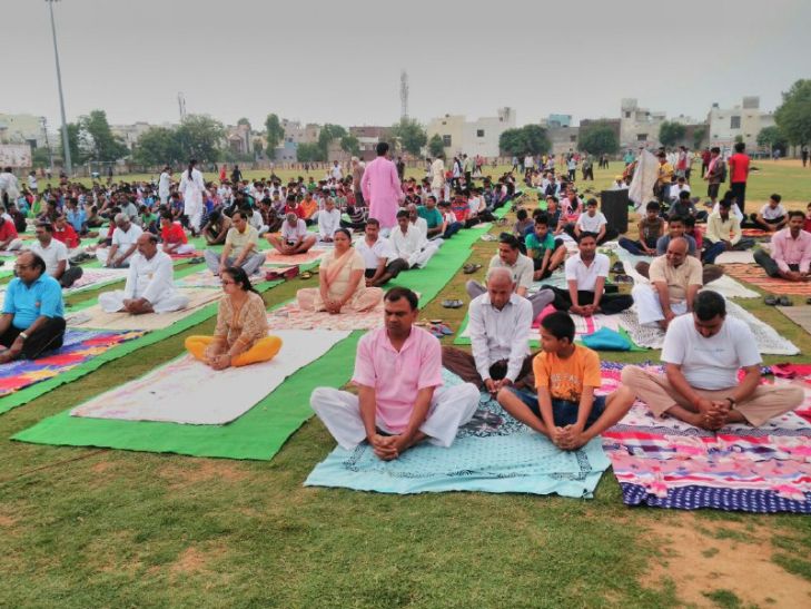 yoga day विश्व योग दिवस विशेष: योगा दिवस के रिहर्सल के लिए यहां पहुंचे हजारों लोग, देखें वीडियो