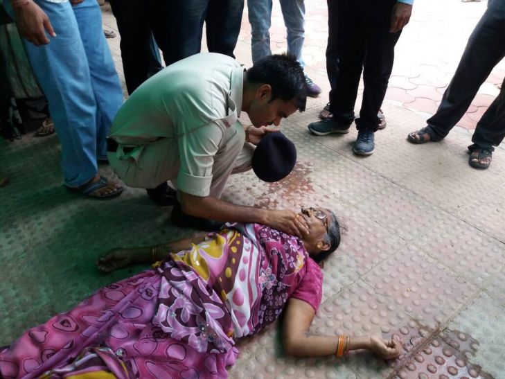 In the office of the Collectorate, the unconscious शिकायत करने आई वृद्धा कलेक्टोरेट में हुई बेहोश
