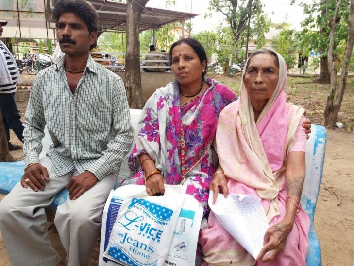 With son-in-law and daughter, Saru Bai reached Jan मां से धोखाधड़ी कर बेटे ने हथियाई पिता की नौकरी,मां ने मांगी इच्छामृत्यु