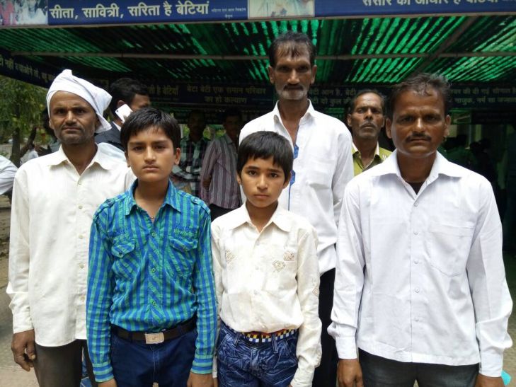 Students coming to complain कलेक्टर सर, स्कूल के बड़े सर बोलते नहीं देंगे स्कूल में प्रवेश
