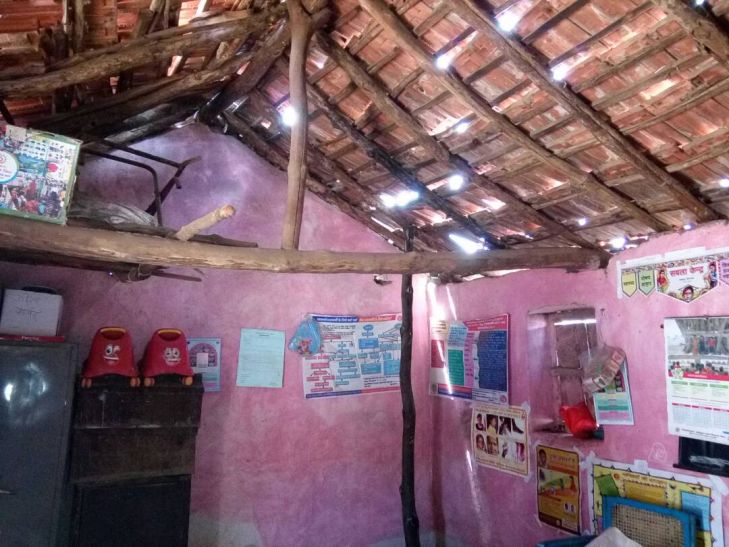 Anganwadi Center झोपड़ी में लग रही आंगनबाडिय़ां