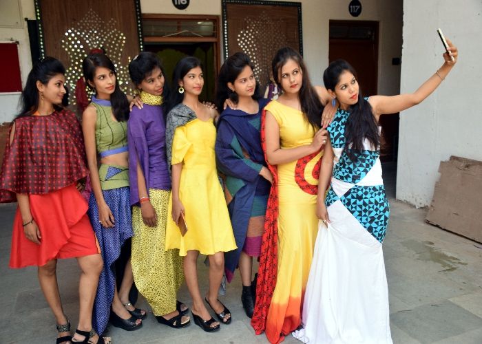 Fashion shows रैम्प पर गर्ल्स का जलवा: मुगल कालीन अदाओं पर लुट गया मंच, देखें वीडियो
