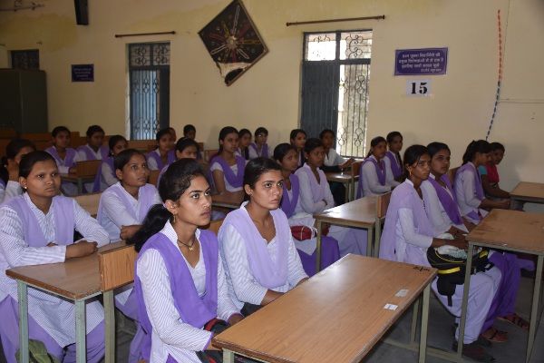 chhindwara छात्राओं को श्लोक सुनाकर प्रोफेसर ने बताया योग का महत्व,देखें वीडियो