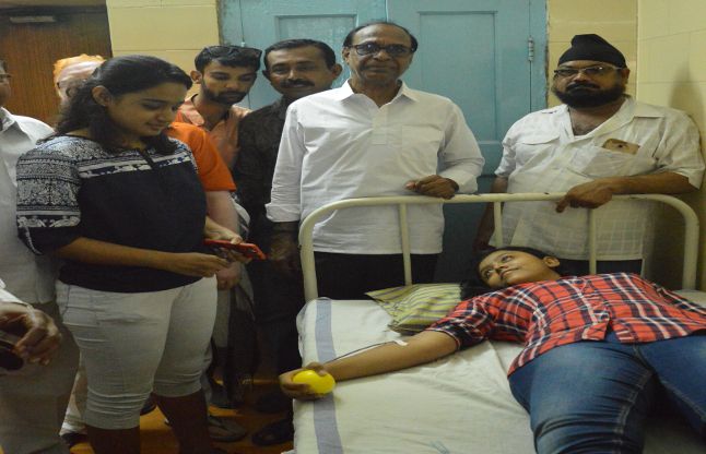 Girls seen Wattsapp post anr reached blood donatio वाट्सअप पर रक्तदान कैंप का देखा पोस्ट और खून देने पहुंंच गई लड़कियां