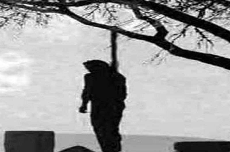 बगीचे में पेड़ से लटकता मिला अधेड़ का शव, हड़कम्प