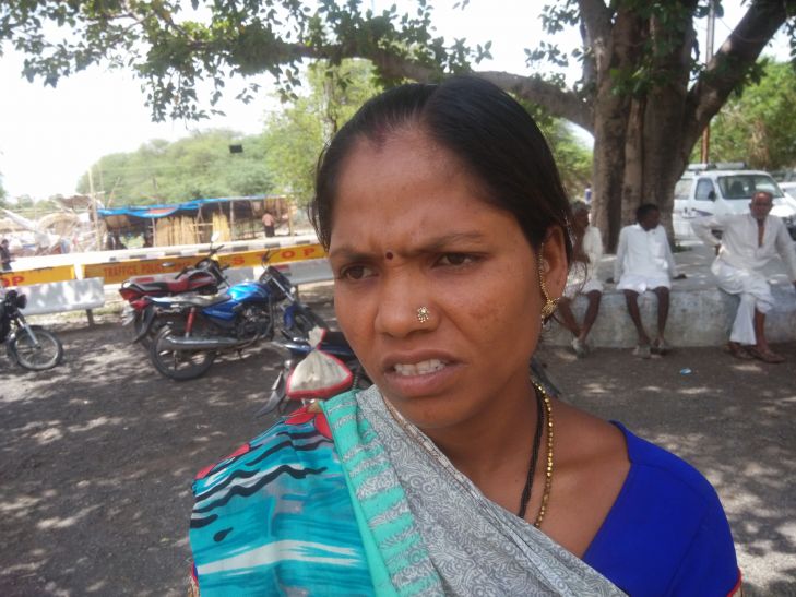 Dhar नोट की गड्डी दिखाकर लालच देकर महिला के कड़े ठगे