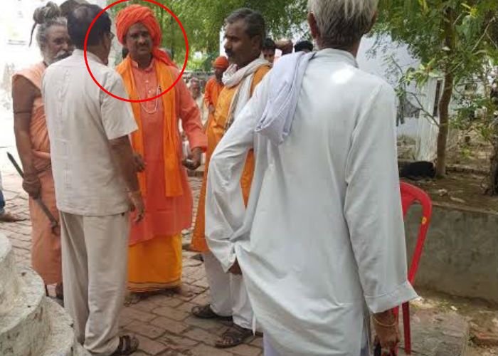 Natwar Lal Sipahi भगवा चोला पहन महंत बनने पहुंचा यूपी पुलिस का सिपाही, पोल खुली तो...