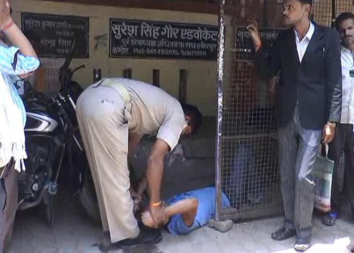 Hamirpur Prisoner हमीरपुर पुलिस का शर्मनाक चेहरा, कैदी तपड़ता रहा, पुलिस देखती रही तमाशा