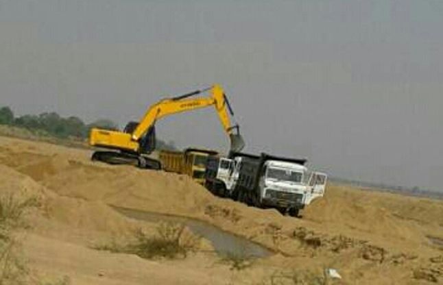 Flirting from the environment: Open quarrying mach पर्यावरण से खिलवाड़ : खुलेआम हो रहा चेन मशीन से रेत उत्खनन, विभाग मौन