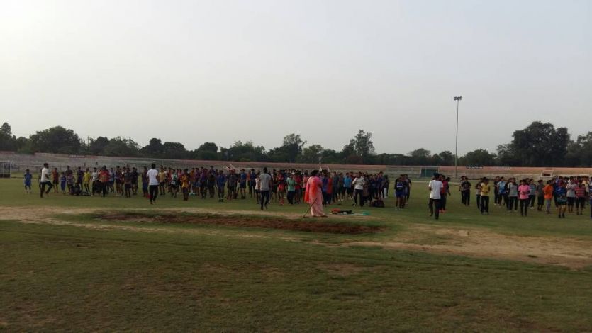 yoga meerut योग महोत्सव आज, तैयारियों की जद्दोजहद रही दिनभर