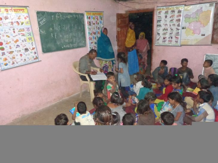 jhabua समूह के माध्यम से बच्चों को पढ़ाने का कार्य शुरू