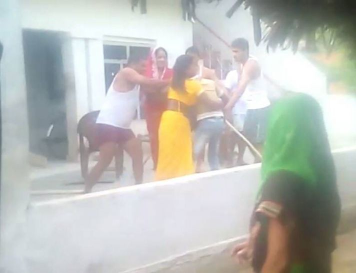 Live Cheer Haran फैजाबाद में दबंगों की पिटाई से बेआबरू होते बची महिला : वीडियो वायरल