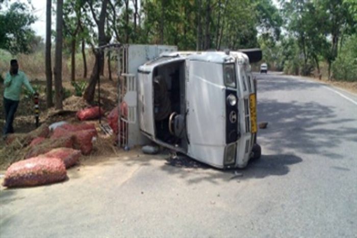 Mango loaded PICKUP in accident पिकअप में आम भरकर ओडिशा से जा रहा था भिलाई, पुल से टकराई वाहन