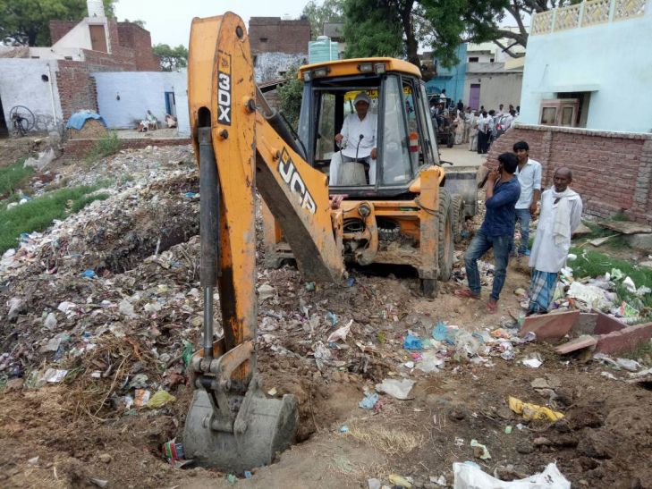 midhakur police team 2 अवैध कब्जा हटाने पहुंची टीम को लौटना पड़ा वापस