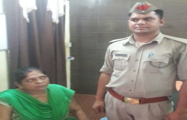 Meerut जब ट्रेन के सामने मरने के लिये दौड़ी महिला को पुलिस ने बचाया
