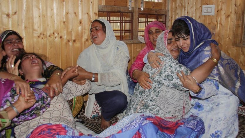 CM Mehbooba Mufti शहीद फिरोज डार के परिवार से मिलीं मुख्यमंत्री महबूबा मुफ्ती